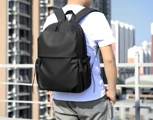 Vue arrière du sac à dos noir étanche avec bretelles ergonomiques et poche latérale
