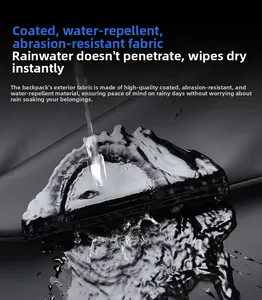 Dettaglio del rivestimento impermeabile sulla borsa nera che mostra gocce d'acqua e durata