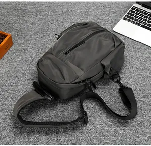 Dettaglio borsa da petto in nylon grigio scuro impermeabile con tracolla in rete traspirante