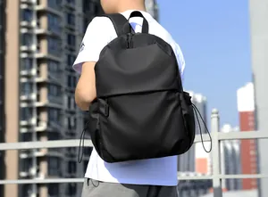 Détail d'un sac à dos noir étanche avec grand compartiment et poches latérales à cordon