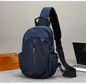 Borsa a tracolla in nylon blu navy impermeabile con porta USB su scrivania