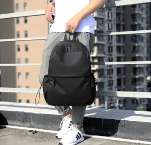Détail du sac à dos d'extérieur noir mat avec double fermeture et poches à cordon latérales