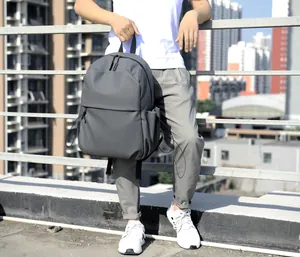 Détail macro du tissu imperméable gris foncé et des fermetures éclair de ce sac à dos