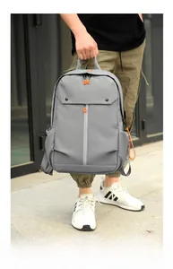 Détail du sac à dos business gris imperméable avec fermetures éclair orange