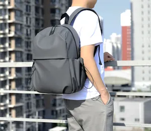 Détail d'un sac à dos gris foncé imperméable avec poche latérale à cordon et texture élégante