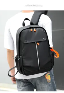 Vue détaillée du sac à dos noir avec bande réfléchissante blanche et zips orange
