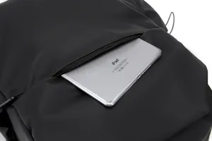 Détail de la poche de sac à dos imperméable avec un iPad pour illustrer la capacité
