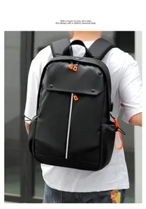 Détail du sac à dos étanche noir avec port USB et accents orange pour hommes modernes
