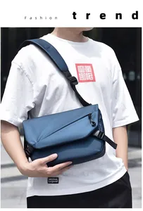 Dettaglio borsa a tracolla blu navy di grande capacità con tracolla regolabile e fibbia