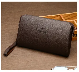 Details der dunkelbraunen Lederstruktur und geprägtes Känguru-Logo auf Herren-Clutch