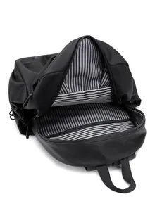 Détail de l'intérieur du sac à dos noir montrant le compartiment principal et la doublure rayée