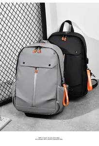 Détail du sac à dos urbain gris et noir avec port USB et sangle décorative orange vive