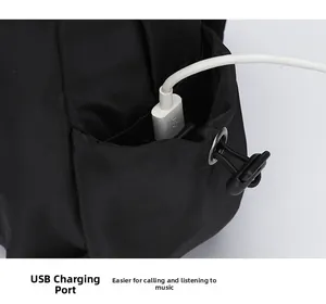 Dettaglio del borsello nero con porta di ricarica USB integrata per ricaricare i dispositivi