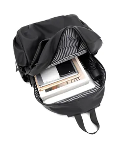Détails de l'espace intérieur du sac à dos noir avec doublure à rayures bleues et accessoires