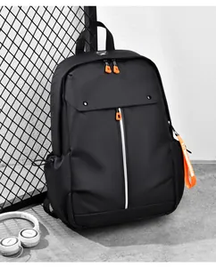 Détail du sac à dos en nylon imperméable avec fermetures éclair orange vif