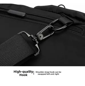 Dettaglio del gancio in metallo opaco e tracolla regolabile in nylon per borsa da uomo