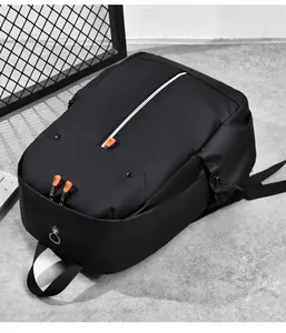 Détail d'un sac à dos noir étanche avec fermeture éclair orange et bande réfléchissante