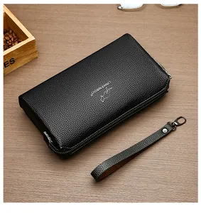 Detail der schwarzen Clutch aus genarbtem Leder mit Metallreißverschluss und Handschlaufe