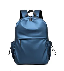 Détail d'un sac à dos en nylon bleu marine résistant à l'eau avec des poches latérales