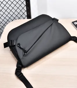 Dettaglio del tessuto opaco resistente all'acqua e della tasca con zip diagonale della borsa uomo