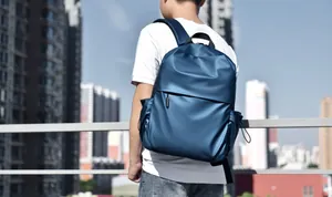 Détail d'un sac à dos bleu urbain avec fermeture éclair cachée et poches latérales à cordon