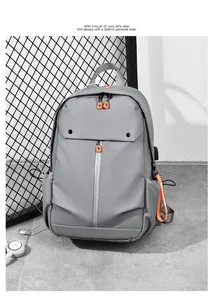 Vue détaillée du sac à dos étanche gris avec zips orange et accents décoratifs