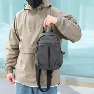Zaino monospalla grigio impermeabile da uomo con porta USB per viaggio e sport