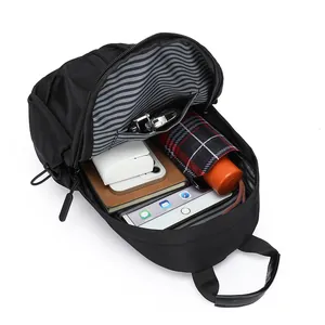Zaino monospalla nero impermeabile da uomo con porta USB e scomparti multipli