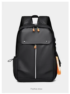 Vue avant d'un sac à dos en nylon noir étanche avec fermetures éclair orange sport