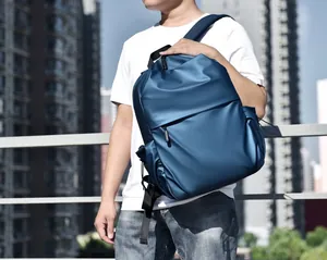 Détail du sac à dos d'extérieur bleu avec cordon de serrage et compartiment à zip caché