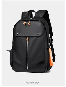 Vue détaillée du sac à dos noir avec fermetures éclair orange et port de charge USB
