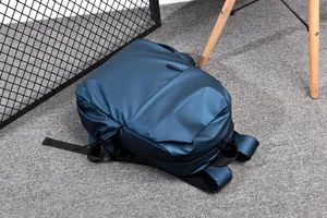 Détail du sac à dos d'affaires bleu marine imperméable avec bretelles en maille aérée