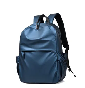 Vue de face montrant le tissu bleu marine imperméable et le design du sac à dos