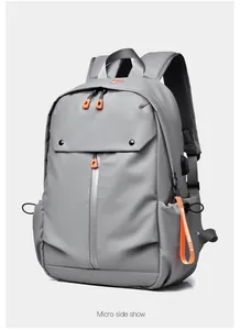 Vue détaillée latérale du sac à dos gris imperméable avec accents orange sur les fermetures