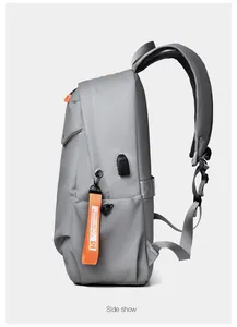 Détail du côté du sac à dos gris avec port USB et sangle contrastée orange
