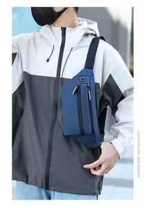 Modèle masculin portant un sac de poitrine de sport bleu marine avec coupe-vent gris