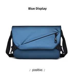 Vista frontale della borsa a tracolla blu impermeabile con tasca a cerniera