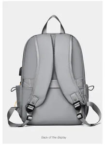 Détails du dos du sac à dos gris avec sangle de bagage et port de charge USB intégré
