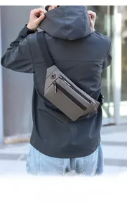 Vue arrière d'un sac de poitrine gris imperméable porté sur une veste d'extérieur