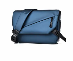 Dettaglio della borsa a tracolla in nylon impermeabile blu navy con patta asimmetrica