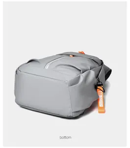 Vue détaillée de la structure inférieure durable de ce sac à dos gris pour ordinateur