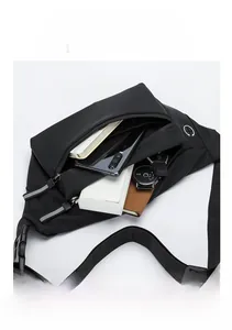 Vue détaillée de l'intérieur du sac banane noir montrant sa grande capacité de stockage