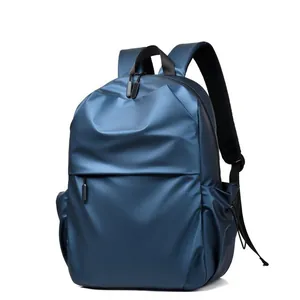 Sac à dos extérieur bleu marine minimaliste avec finition imperméable durable