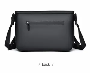 Vista posteriore della borsa a tracolla nera opaca impermeabile con tasca zip e cinghia