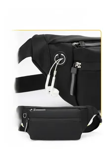 Détail du sac banane en nylon imperméable avec trou pour écouteurs et zip réfléchissant