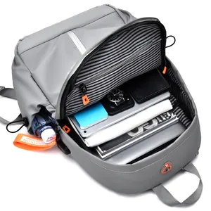 Sac à dos gris avec compartiment principal ouvert offrant un grand espace pour ordinateur