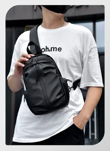 Détail du sac de poitrine tactique noir mat imperméable avec plusieurs compartiments zippés