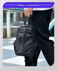 Détail du sac bandoulière noir en tissu Oxford avec fermetures éclair et poignée supérieure