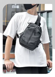 Mannequin extérieur portant un sac de poitrine en tissu oxford gris foncé imperméable
