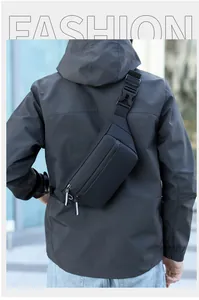Détail du sac de poitrine en nylon noir imperméable avec tirettes réfléchissantes